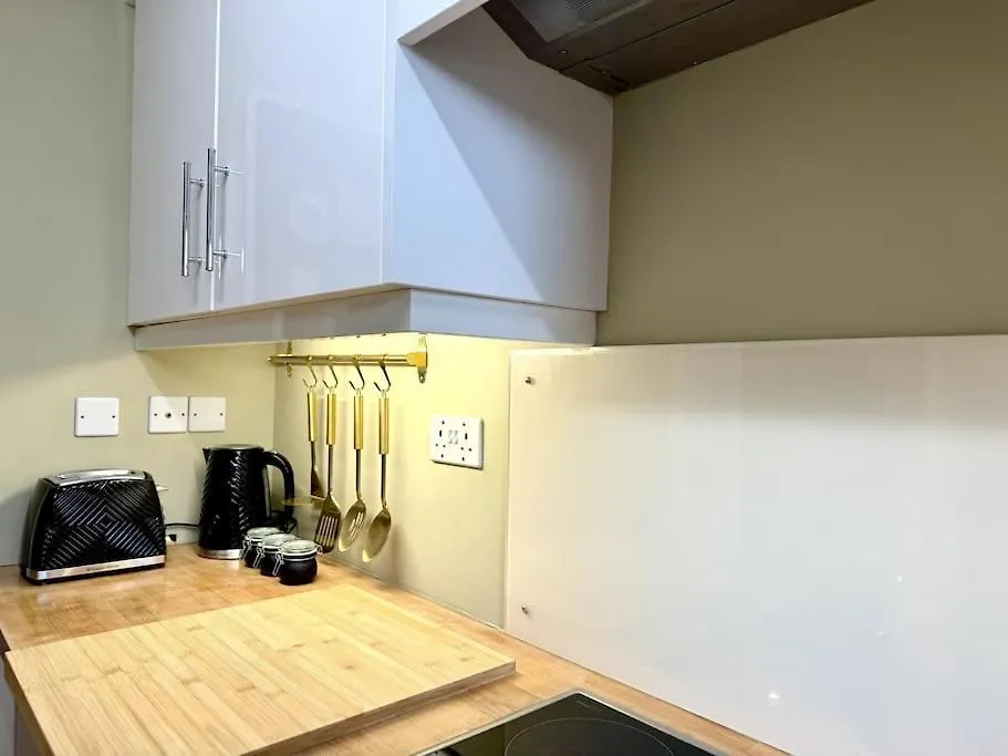 Boho Modern Entire House In Southampton - Sleeps 13 - 5 Bedrooms - 7 Beds - Overlooking The Original City Walls -Walking Distance To The City Centre & Cruise Terminals - Private Garage Holiday home
