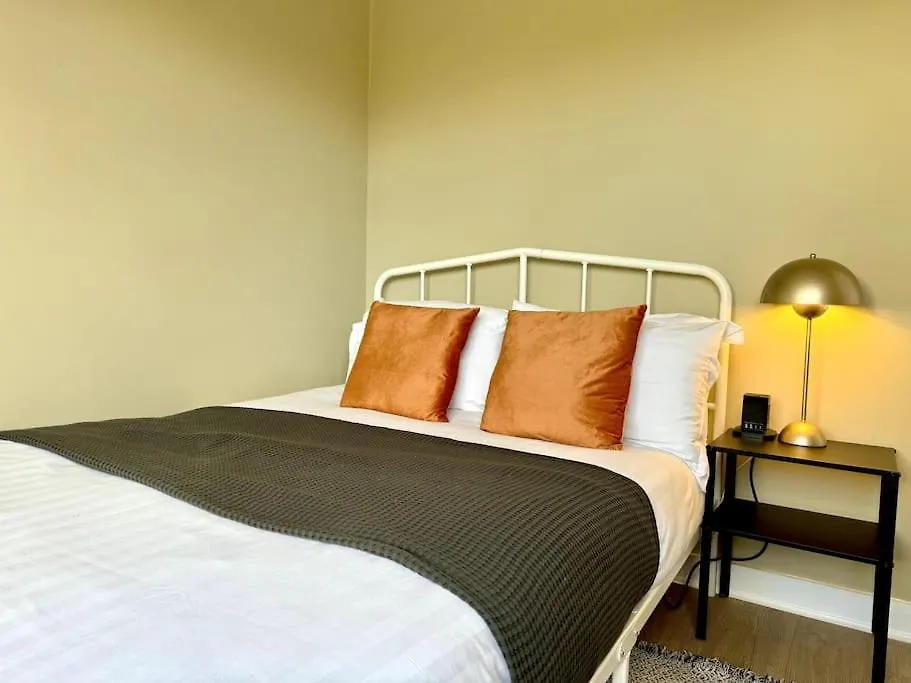 Boho Modern Entire House In Southampton - Sleeps 13 - 5 Bedrooms - 7 Beds - Overlooking The Original City Walls -Walking Distance To The City Centre & Cruise Terminals - Private Garage