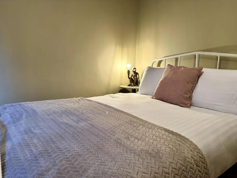 Holiday home Boho Modern Entire House In Southampton - Sleeps 13 - 5 Bedrooms - 7 Beds - Overlooking The Original City Walls -Walking Distance To The City Centre & Cruise Terminals - Private Garage