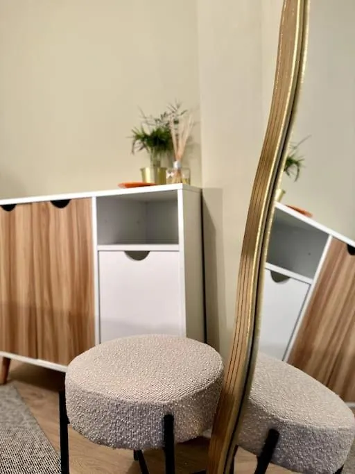 Boho Modern Entire House In Southampton - Sleeps 13 - 5 Bedrooms - 7 Beds - Overlooking The Original City Walls -Walking Distance To The City Centre & Cruise Terminals - Private Garage Holiday home