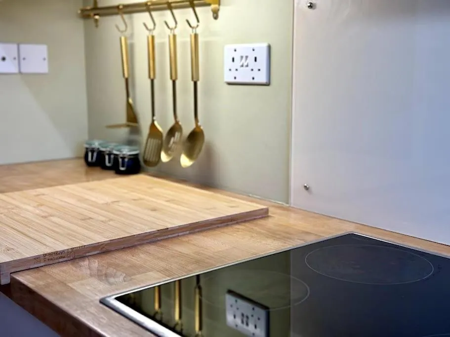 Boho Modern Entire House In Southampton - Sleeps 13 - 5 Bedrooms - 7 Beds - Overlooking The Original City Walls -Walking Distance To The City Centre & Cruise Terminals - Private Garage 0*,  United Kingdom