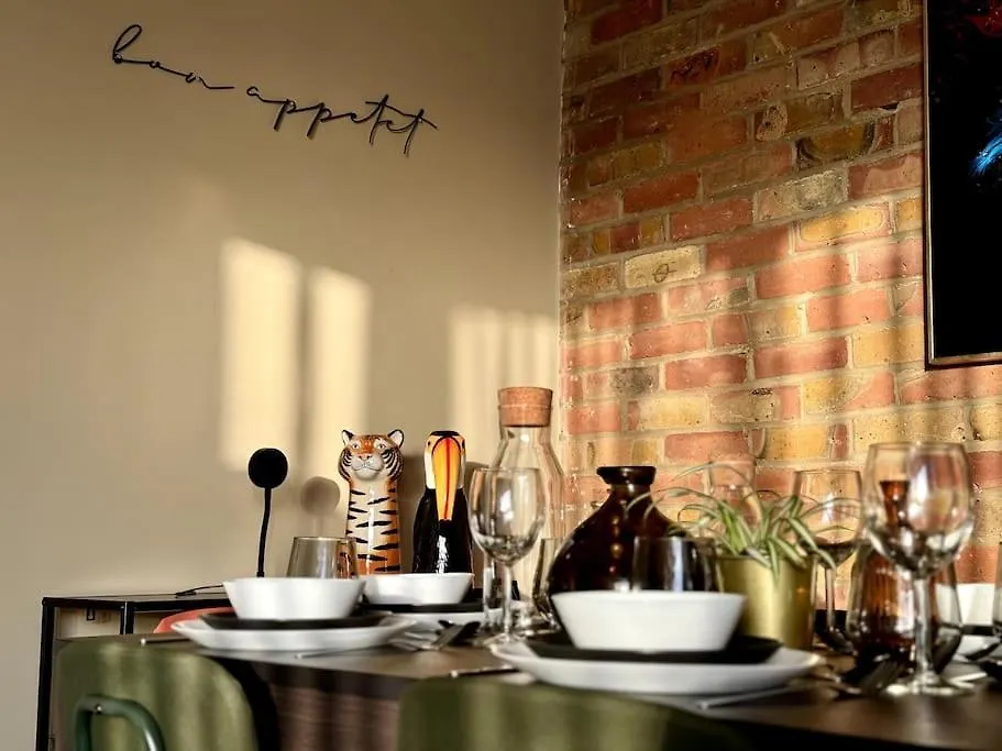 Boho Modern Entire House In Southampton - Sleeps 13 - 5 Bedrooms - 7 Beds - Overlooking The Original City Walls -Walking Distance To The City Centre & Cruise Terminals - Private Garage
