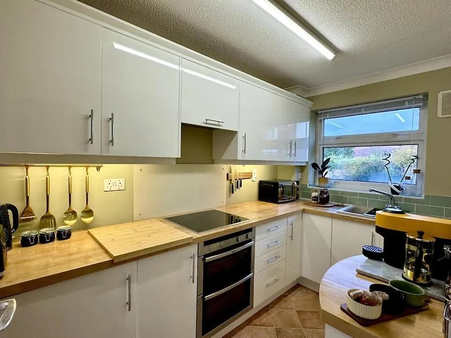 Boho Modern Entire House In Southampton - Sleeps 13 - 5 Bedrooms - 7 Beds - Overlooking The Original City Walls -Walking Distance To The City Centre & Cruise Terminals - Private Garage Holiday home