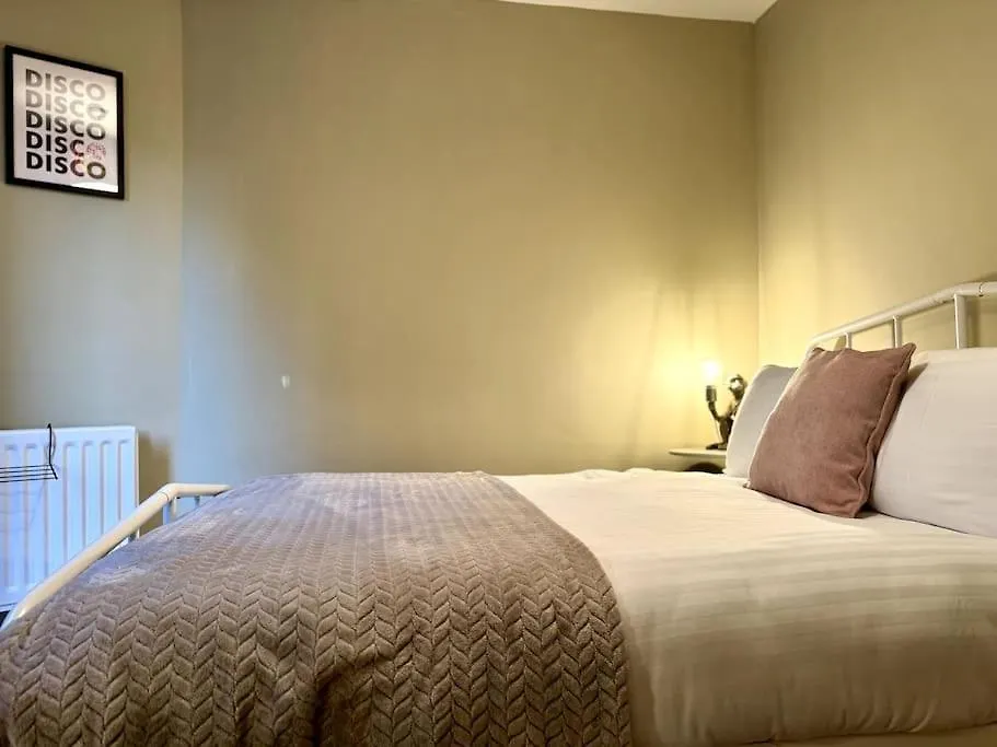 Holiday home Boho Modern Entire House In Southampton - Sleeps 13 - 5 Bedrooms - 7 Beds - Overlooking The Original City Walls -Walking Distance To The City Centre & Cruise Terminals - Private Garage