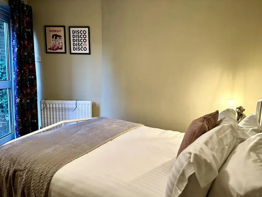 Holiday home Boho Modern Entire House In Southampton - Sleeps 13 - 5 Bedrooms - 7 Beds - Overlooking The Original City Walls -Walking Distance To The City Centre & Cruise Terminals - Private Garage