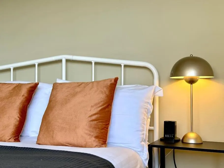 Boho Modern Entire House In Southampton - Sleeps 13 - 5 Bedrooms - 7 Beds - Overlooking The Original City Walls -Walking Distance To The City Centre & Cruise Terminals - Private Garage 0*,
