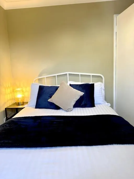 Boho Modern Entire House In Southampton - Sleeps 13 - 5 Bedrooms - 7 Beds - Overlooking The Original City Walls -Walking Distance To The City Centre & Cruise Terminals - Private Garage