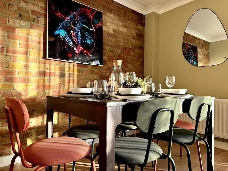 Boho Modern Entire House In Southampton - Sleeps 13 - 5 Bedrooms - 7 Beds - Overlooking The Original City Walls -Walking Distance To The City Centre & Cruise Terminals - Private Garage 0*,