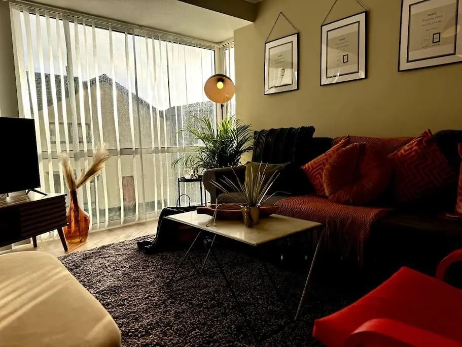 Boho Modern Entire House In Southampton - Sleeps 13 - 5 Bedrooms - 7 Beds - Overlooking The Original City Walls -Walking Distance To The City Centre & Cruise Terminals - Private Garage Holiday home