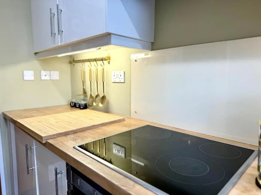 Boho Modern Entire House In Southampton - Sleeps 13 - 5 Bedrooms - 7 Beds - Overlooking The Original City Walls -Walking Distance To The City Centre & Cruise Terminals - Private Garage 0*,
