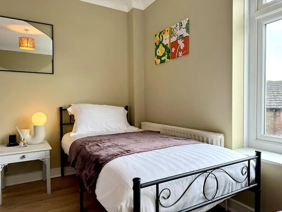 Boho Modern Entire House In Southampton - Sleeps 13 - 5 Bedrooms - 7 Beds - Overlooking The Original City Walls -Walking Distance To The City Centre & Cruise Terminals - Private Garage