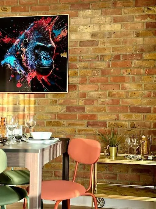 Holiday home Boho Modern Entire House In Southampton - Sleeps 13 - 5 Bedrooms - 7 Beds - Overlooking The Original City Walls -Walking Distance To The City Centre & Cruise Terminals - Private Garage