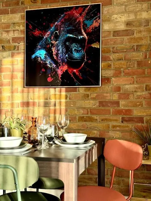 Boho Modern Entire House In Southampton - Sleeps 13 - 5 Bedrooms - 7 Beds - Overlooking The Original City Walls -Walking Distance To The City Centre & Cruise Terminals - Private Garage Holiday home