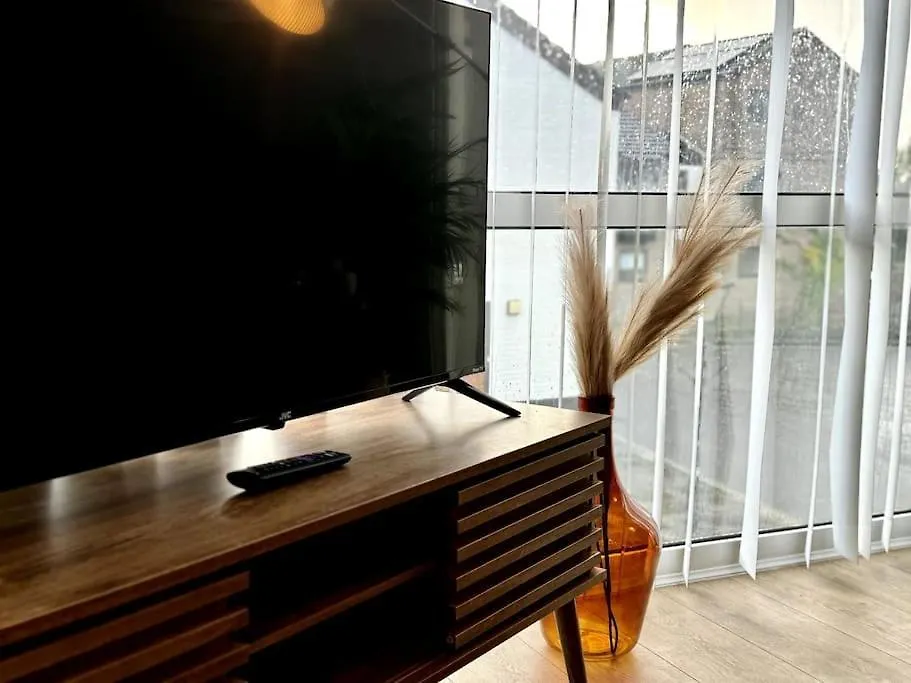 Boho Modern Entire House In Southampton - Sleeps 13 - 5 Bedrooms - 7 Beds - Overlooking The Original City Walls -Walking Distance To The City Centre & Cruise Terminals - Private Garage Holiday home