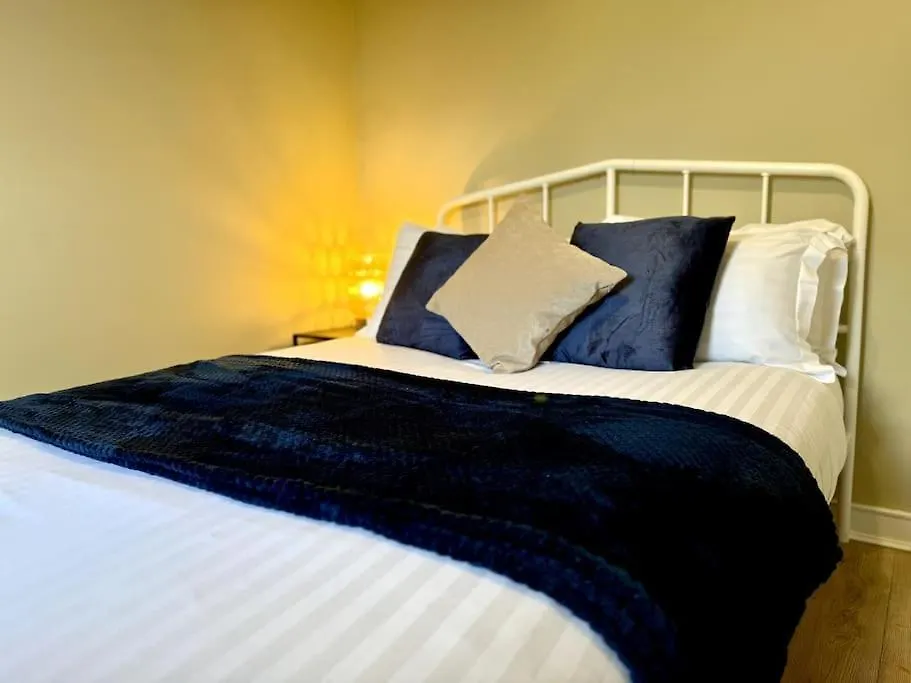 Boho Modern Entire House In Southampton - Sleeps 13 - 5 Bedrooms - 7 Beds - Overlooking The Original City Walls -Walking Distance To The City Centre & Cruise Terminals - Private Garage