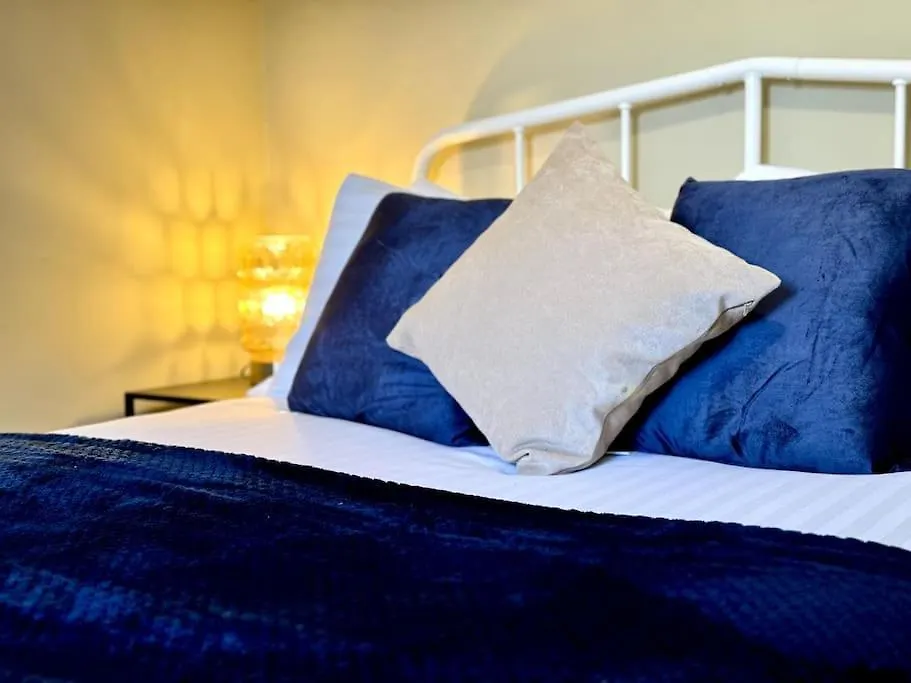 Holiday home Boho Modern Entire House In Southampton - Sleeps 13 - 5 Bedrooms - 7 Beds - Overlooking The Original City Walls -Walking Distance To The City Centre & Cruise Terminals - Private Garage