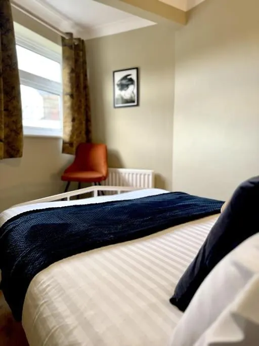 Holiday home Boho Modern Entire House In Southampton - Sleeps 13 - 5 Bedrooms - 7 Beds - Overlooking The Original City Walls -Walking Distance To The City Centre & Cruise Terminals - Private Garage