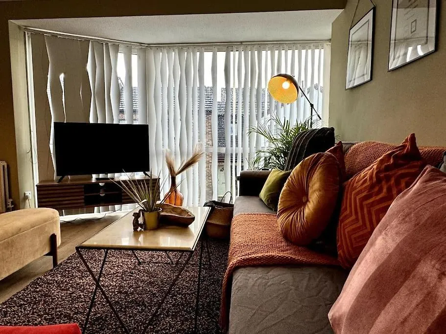 Boho Modern Entire House In Southampton - Sleeps 13 - 5 Bedrooms - 7 Beds - Overlooking The Original City Walls -Walking Distance To The City Centre & Cruise Terminals - Private Garage 0*,