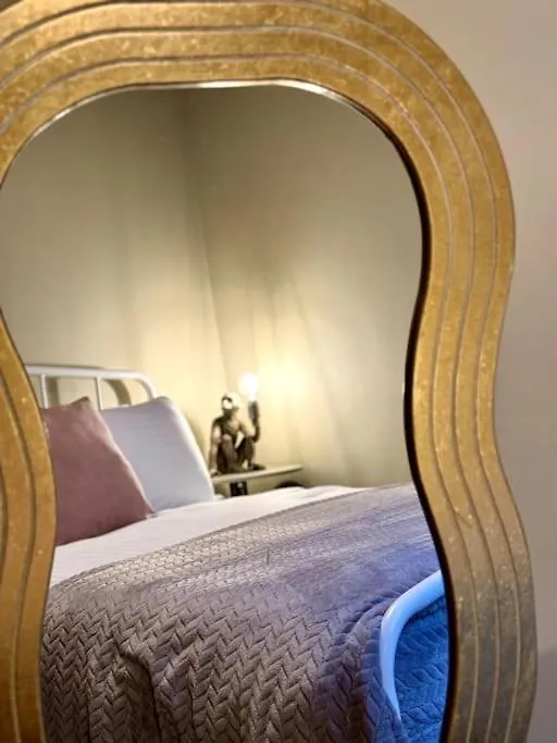 Boho Modern Entire House In Southampton - Sleeps 13 - 5 Bedrooms - 7 Beds - Overlooking The Original City Walls -Walking Distance To The City Centre & Cruise Terminals - Private Garage 0*,