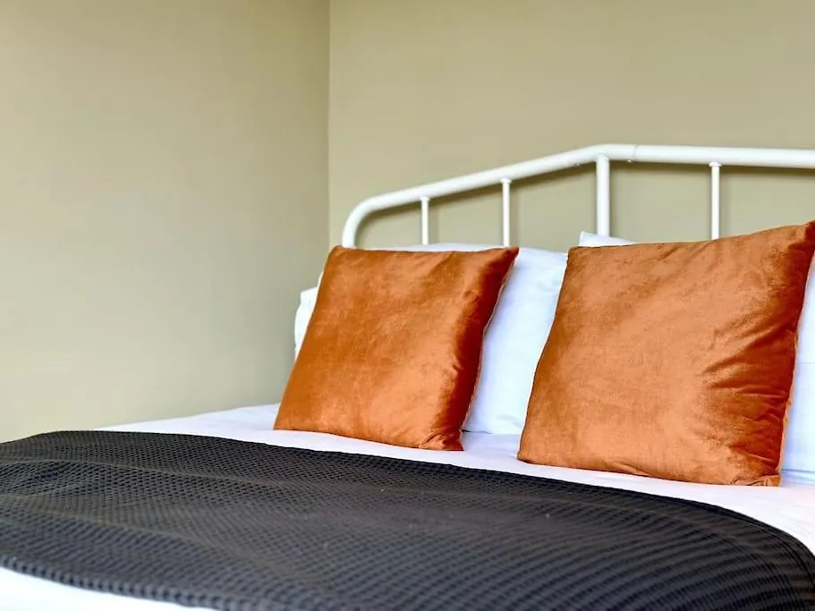 Boho Modern Entire House In Southampton - Sleeps 13 - 5 Bedrooms - 7 Beds - Overlooking The Original City Walls -Walking Distance To The City Centre & Cruise Terminals - Private Garage Holiday home