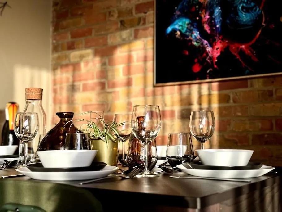 Boho Modern Entire House In Southampton - Sleeps 13 - 5 Bedrooms - 7 Beds - Overlooking The Original City Walls -Walking Distance To The City Centre & Cruise Terminals - Private Garage Holiday home