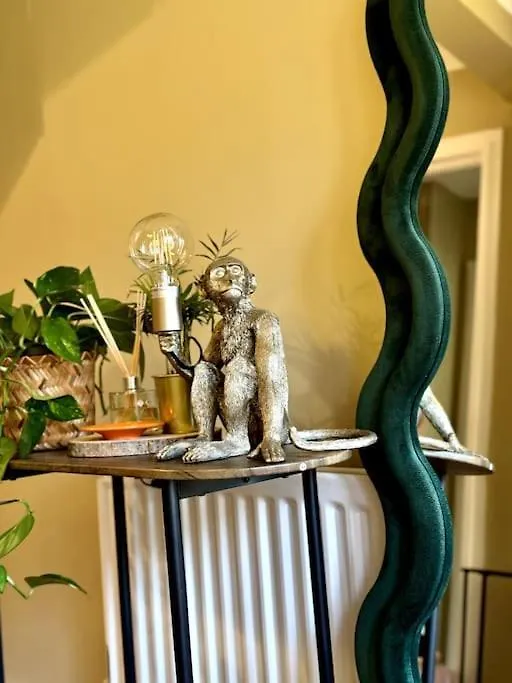 Boho Modern Entire House In Southampton - Sleeps 13 - 5 Bedrooms - 7 Beds - Overlooking The Original City Walls -Walking Distance To The City Centre & Cruise Terminals - Private Garage