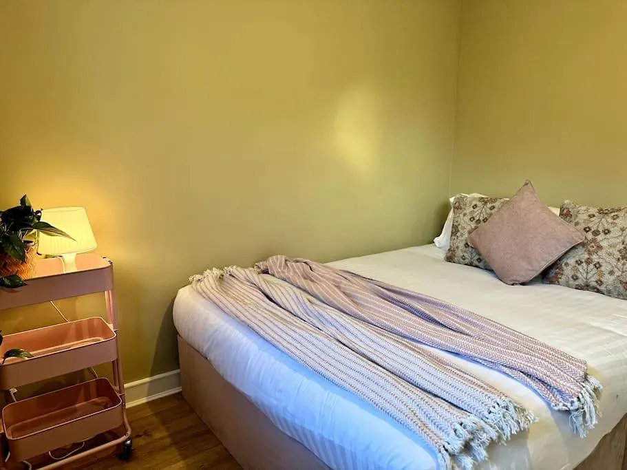 Boho Modern Entire House In Southampton - Sleeps 13 - 5 Bedrooms - 7 Beds - Overlooking The Original City Walls -Walking Distance To The City Centre & Cruise Terminals - Private Garage