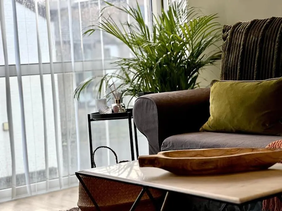 Boho Modern Entire House In Southampton - Sleeps 13 - 5 Bedrooms - 7 Beds - Overlooking The Original City Walls -Walking Distance To The City Centre & Cruise Terminals - Private Garage