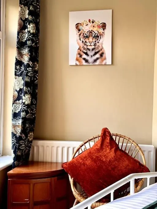 Holiday home Boho Modern Entire House In Southampton - Sleeps 13 - 5 Bedrooms - 7 Beds - Overlooking The Original City Walls -Walking Distance To The City Centre & Cruise Terminals - Private Garage United Kingdom