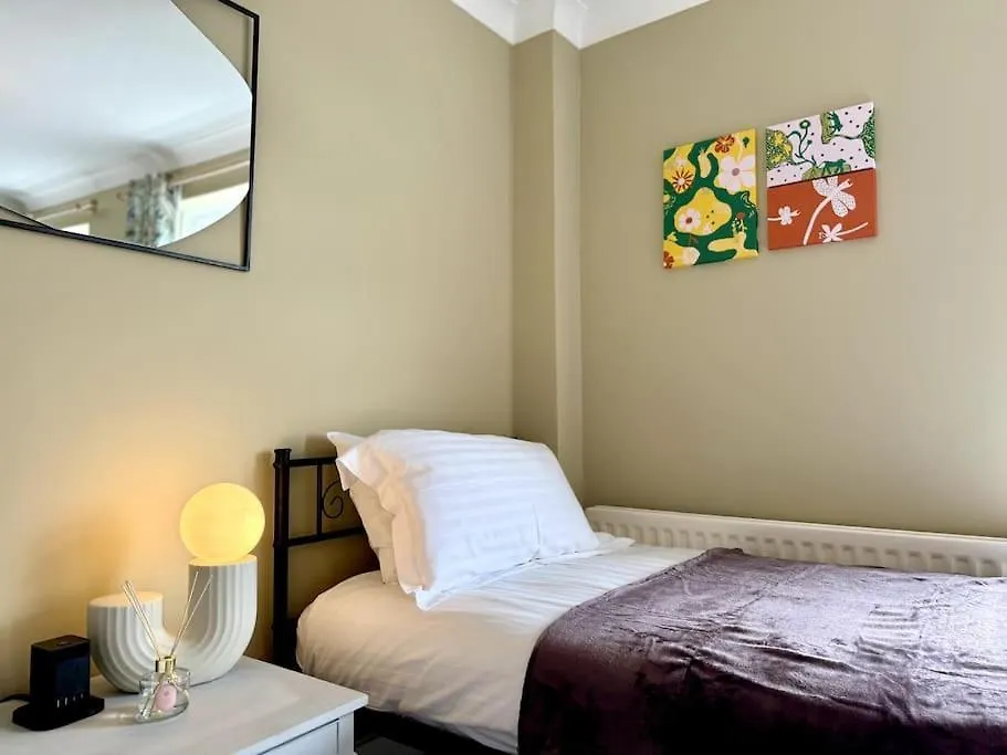 Boho Modern Entire House In Southampton - Sleeps 13 - 5 Bedrooms - 7 Beds - Overlooking The Original City Walls -Walking Distance To The City Centre & Cruise Terminals - Private Garage United Kingdom