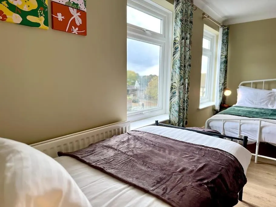 Boho Modern Entire House In Southampton - Sleeps 13 - 5 Bedrooms - 7 Beds - Overlooking The Original City Walls -Walking Distance To The City Centre & Cruise Terminals - Private Garage 0*,  United Kingdom