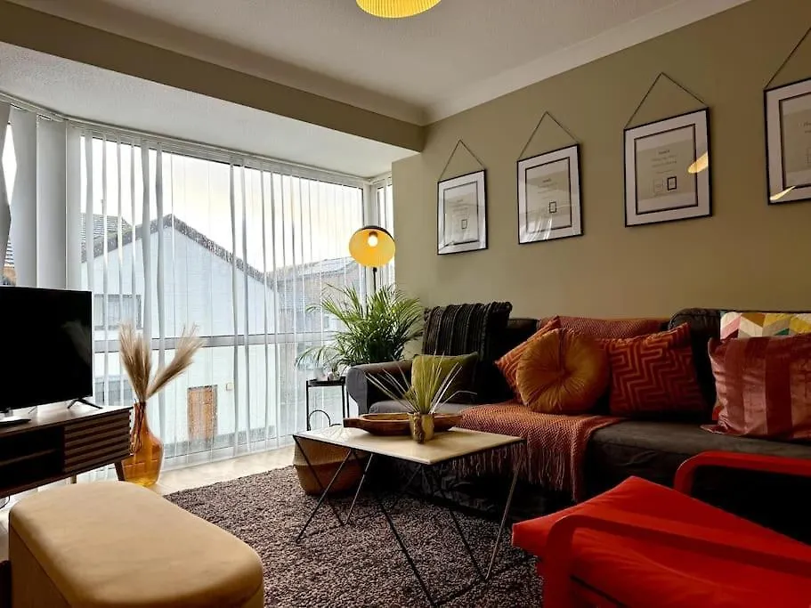 Boho Modern Entire House In Southampton - Sleeps 13 - 5 Bedrooms - 7 Beds - Overlooking The Original City Walls -Walking Distance To The City Centre & Cruise Terminals - Private Garage Holiday home