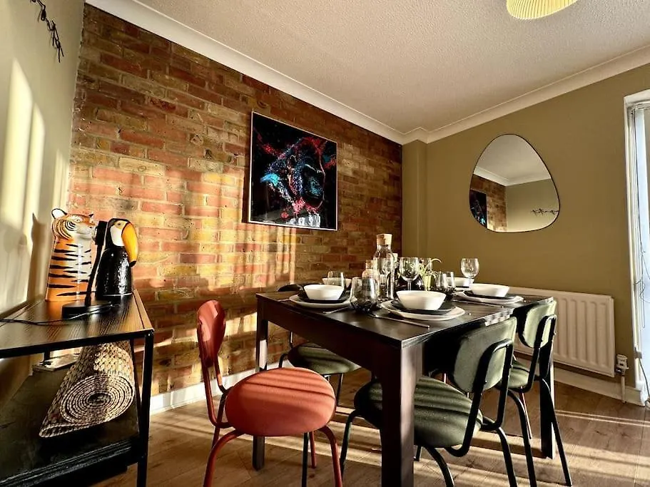 Boho Modern Entire House In Southampton - Sleeps 13 - 5 Bedrooms - 7 Beds - Overlooking The Original City Walls -Walking Distance To The City Centre & Cruise Terminals - Private Garage United Kingdom