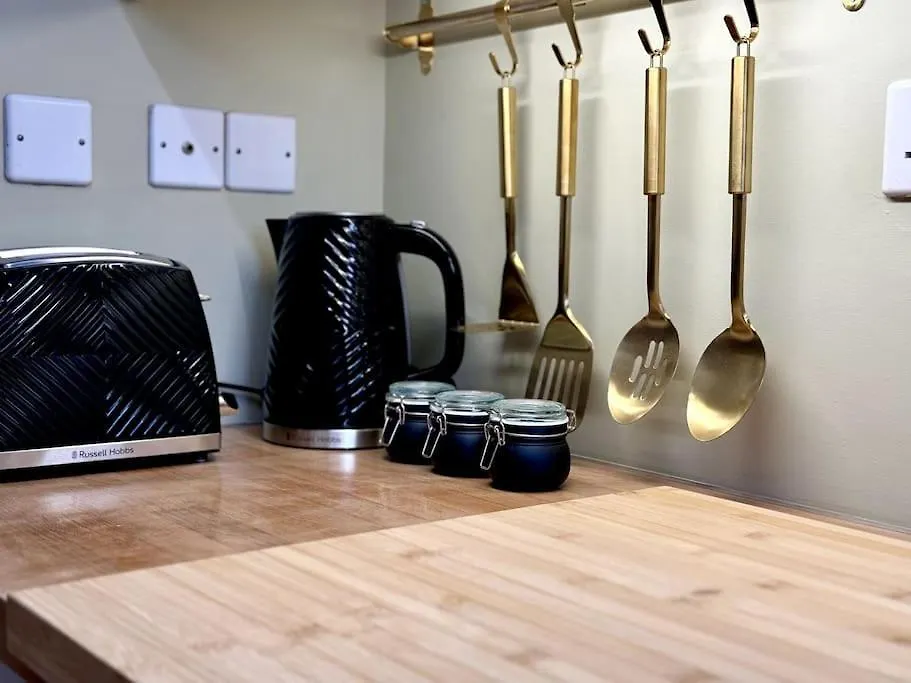 Boho Modern Entire House In Southampton - Sleeps 13 - 5 Bedrooms - 7 Beds - Overlooking The Original City Walls -Walking Distance To The City Centre & Cruise Terminals - Private Garage 0*,