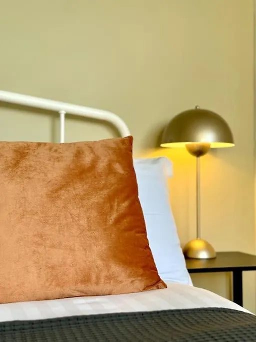 Boho Modern Entire House In Southampton - Sleeps 13 - 5 Bedrooms - 7 Beds - Overlooking The Original City Walls -Walking Distance To The City Centre & Cruise Terminals - Private Garage Holiday home
