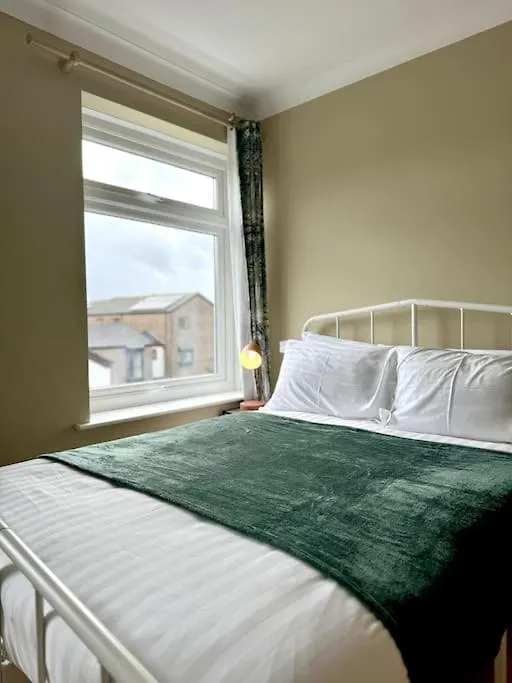 Boho Modern Entire House In Southampton - Sleeps 13 - 5 Bedrooms - 7 Beds - Overlooking The Original City Walls -Walking Distance To The City Centre & Cruise Terminals - Private Garage 0*,