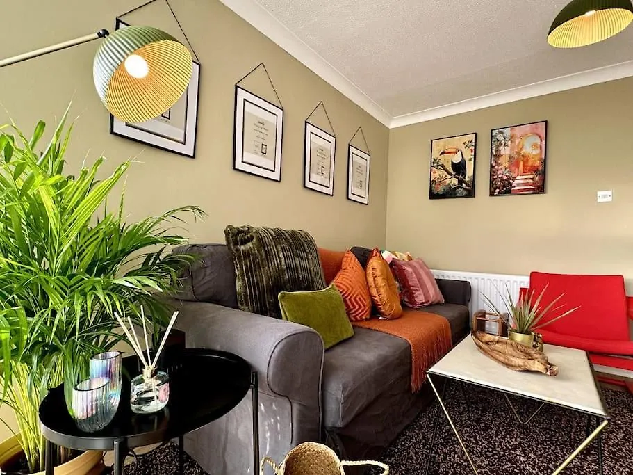 Holiday home Boho Modern Entire House In Southampton - Sleeps 13 - 5 Bedrooms - 7 Beds - Overlooking The Original City Walls -Walking Distance To The City Centre & Cruise Terminals - Private Garage