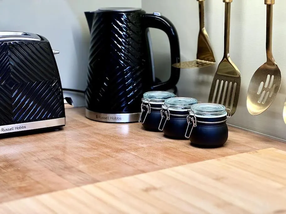 Boho Modern Entire House In Southampton - Sleeps 13 - 5 Bedrooms - 7 Beds - Overlooking The Original City Walls -Walking Distance To The City Centre & Cruise Terminals - Private Garage