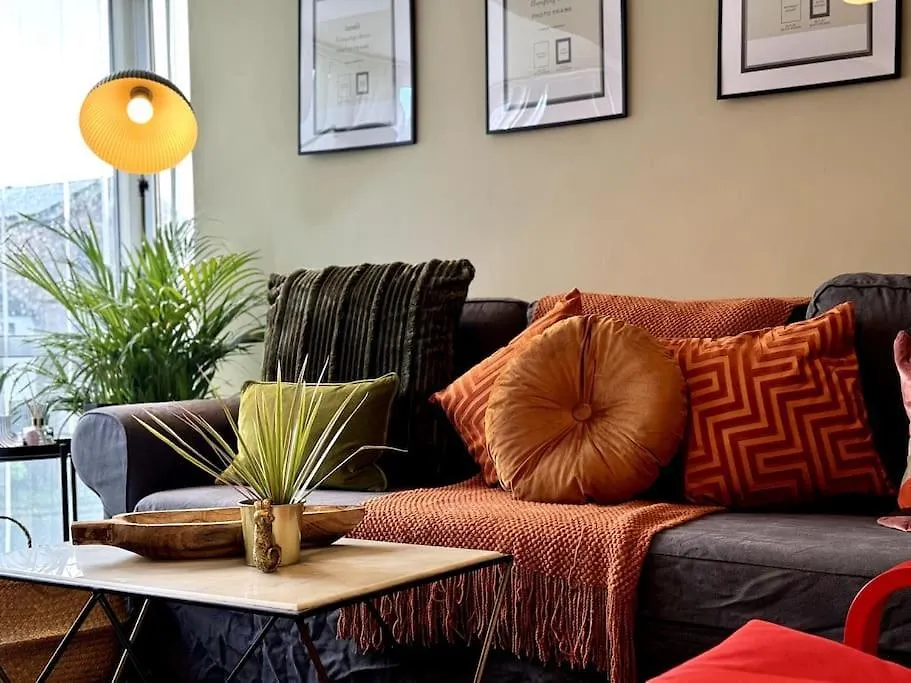 Holiday home Boho Modern Entire House In Southampton - Sleeps 13 - 5 Bedrooms - 7 Beds - Overlooking The Original City Walls -Walking Distance To The City Centre & Cruise Terminals - Private Garage