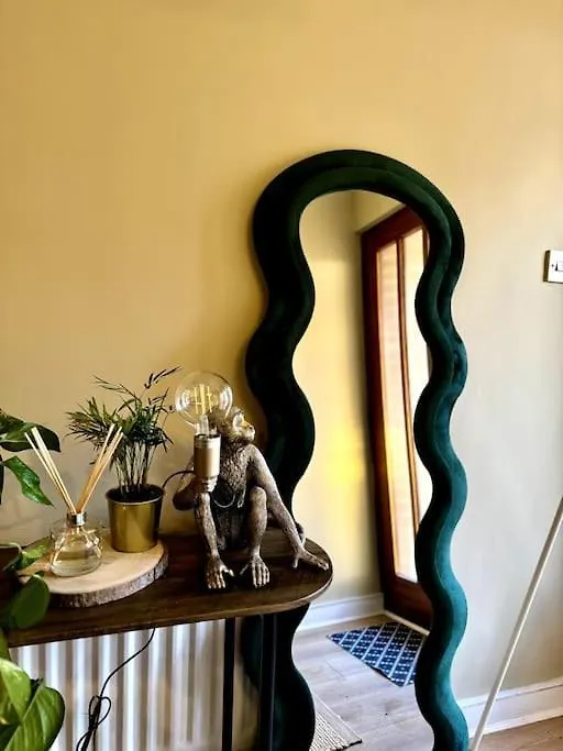Holiday home Boho Modern Entire House In Southampton - Sleeps 13 - 5 Bedrooms - 7 Beds - Overlooking The Original City Walls -Walking Distance To The City Centre & Cruise Terminals - Private Garage