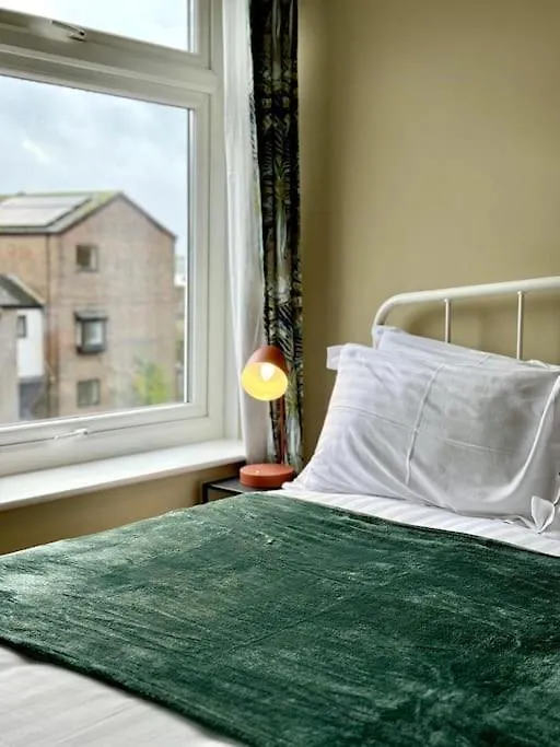 Boho Modern Entire House In Southampton - Sleeps 13 - 5 Bedrooms - 7 Beds - Overlooking The Original City Walls -Walking Distance To The City Centre & Cruise Terminals - Private Garage