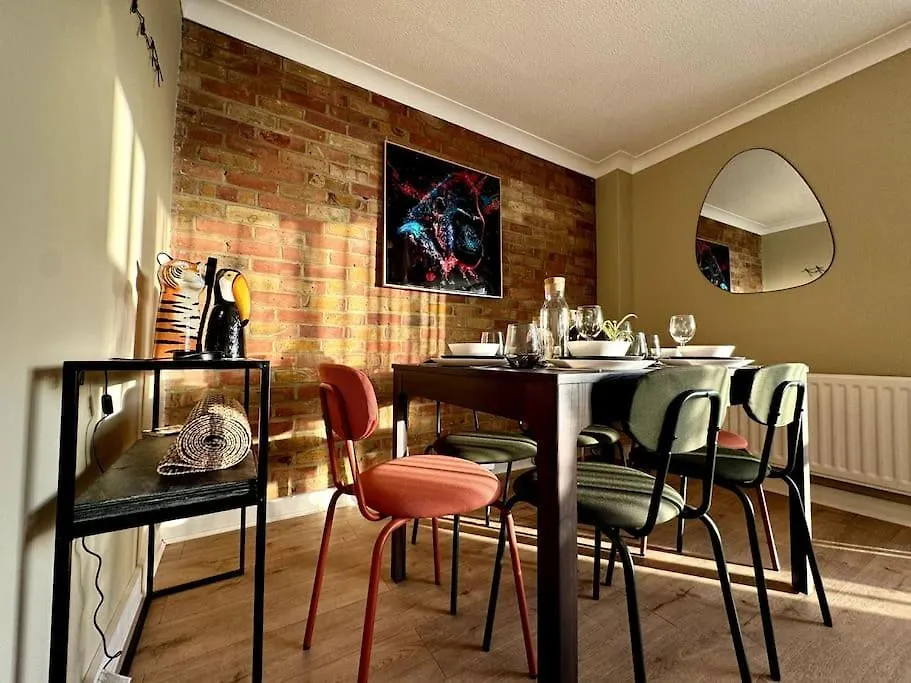 Holiday home Boho Modern Entire House In Southampton - Sleeps 13 - 5 Bedrooms - 7 Beds - Overlooking The Original City Walls -Walking Distance To The City Centre & Cruise Terminals - Private Garage