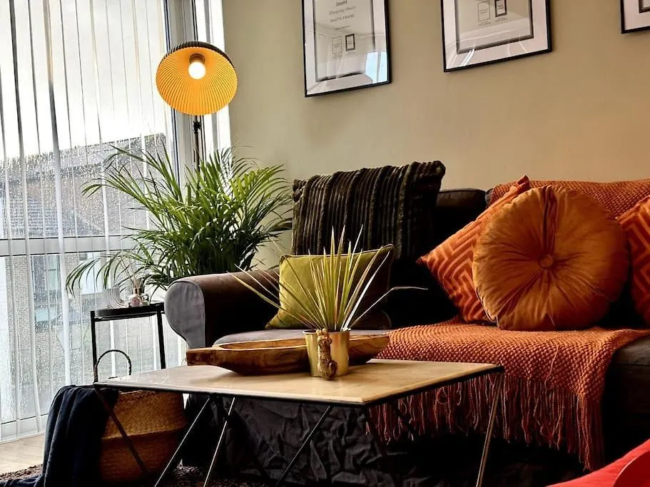 Holiday home Boho Modern Entire House In Southampton - Sleeps 13 - 5 Bedrooms - 7 Beds - Overlooking The Original City Walls -Walking Distance To The City Centre & Cruise Terminals - Private Garage United Kingdom